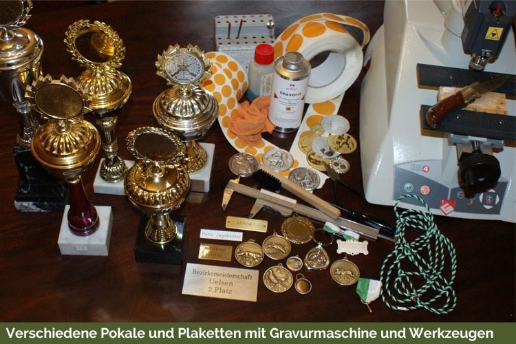 gravurservice_750x500 Verschiedene Pokale und Plaketten mit Gravurmaschine und Werkzeugen